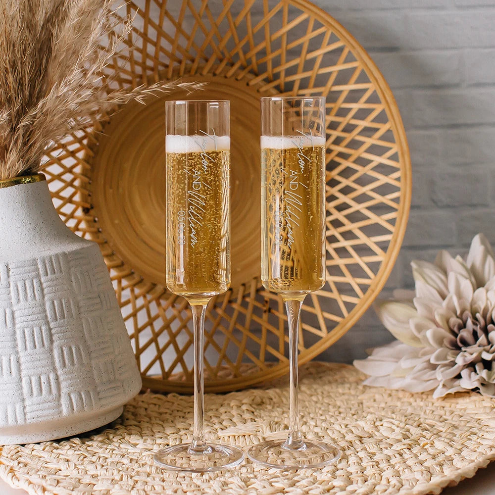 Personalized Unique Gift for Couple 2pcs Mr and Mrs Champagne Flutes Custom Bride and Groom Champagne Glasses Wedding Favors