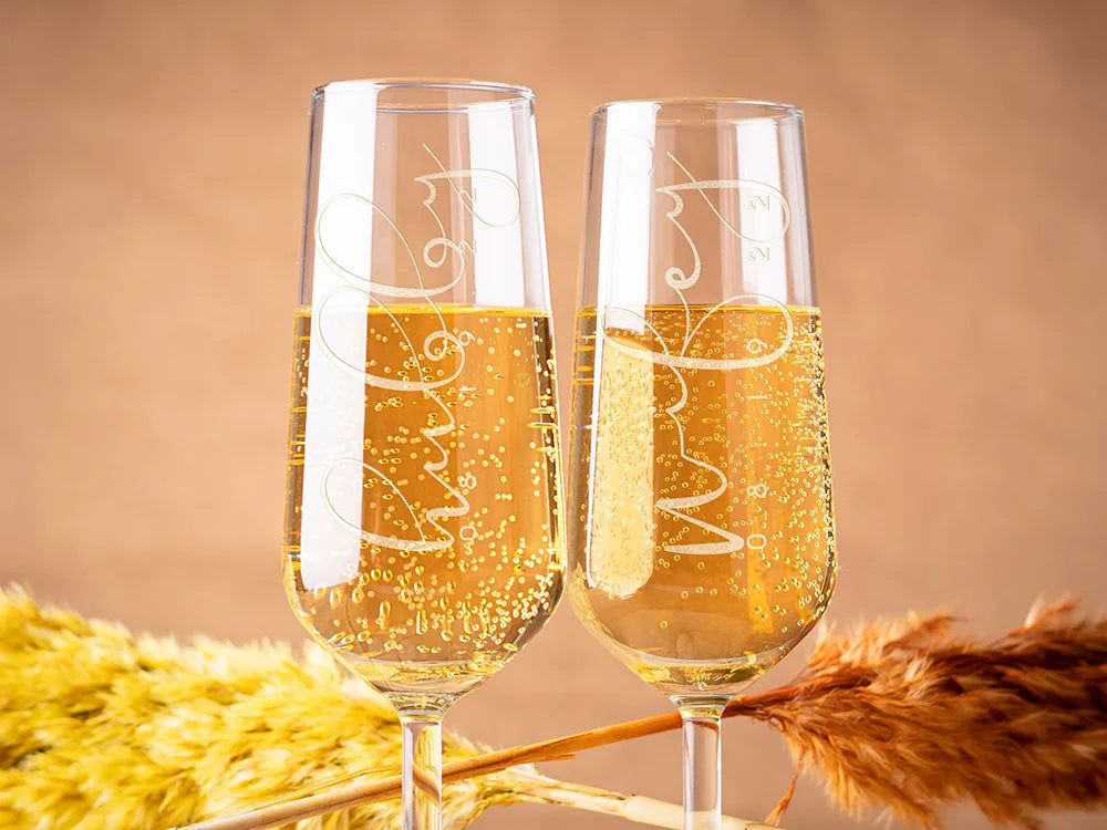 Personalized Unique Gift for Couple 2pcs Mr and Mrs Champagne Flutes Custom Bride and Groom Champagne Glasses Wedding Favors