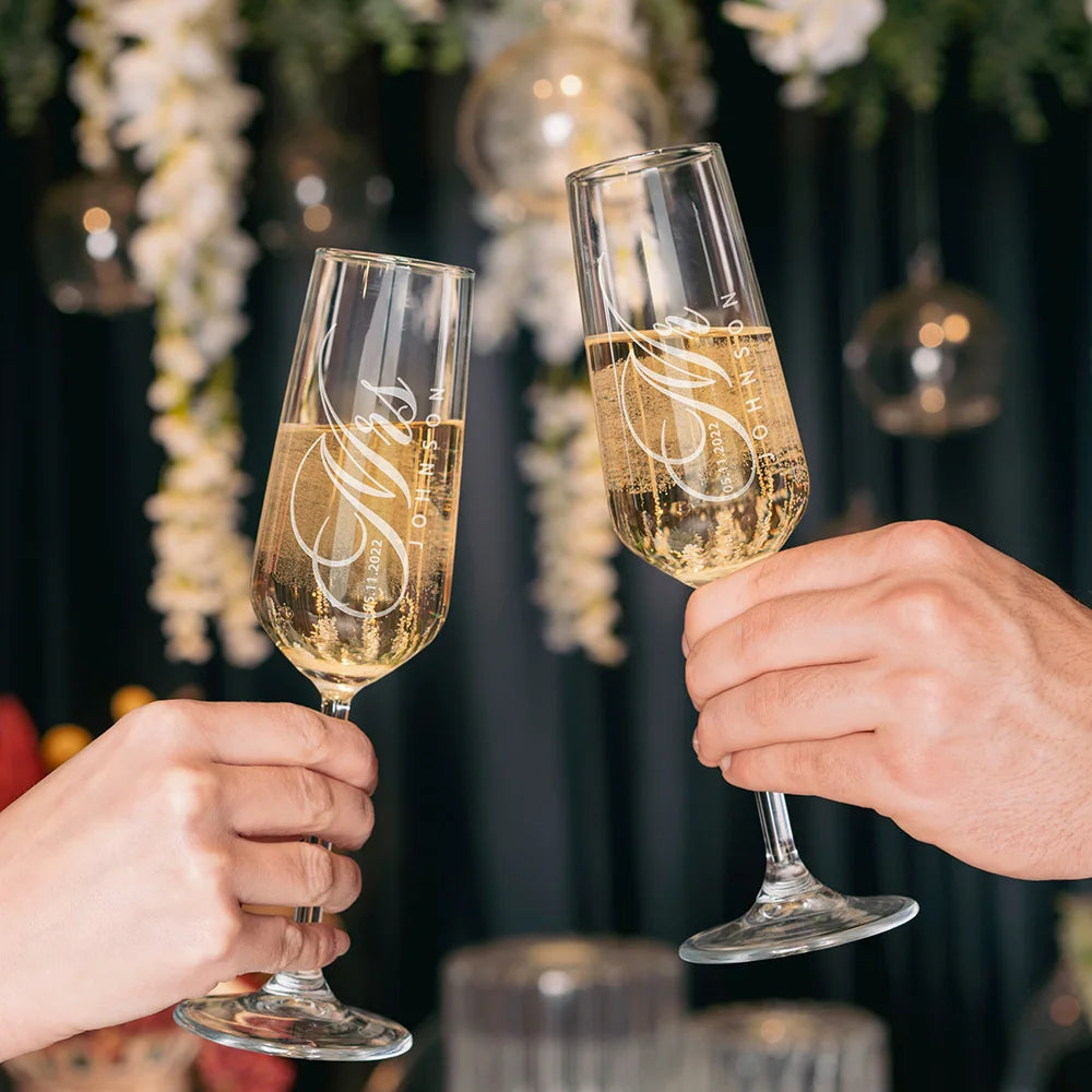 Personalized Unique Gift for Couple 2pcs Mr and Mrs Champagne Flutes Custom Bride and Groom Champagne Glasses Wedding Favors