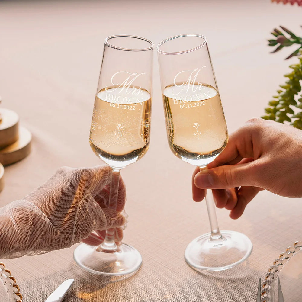 Personalized Unique Gift for Couple 2pcs Mr and Mrs Champagne Flutes Custom Bride and Groom Champagne Glasses Wedding Favors