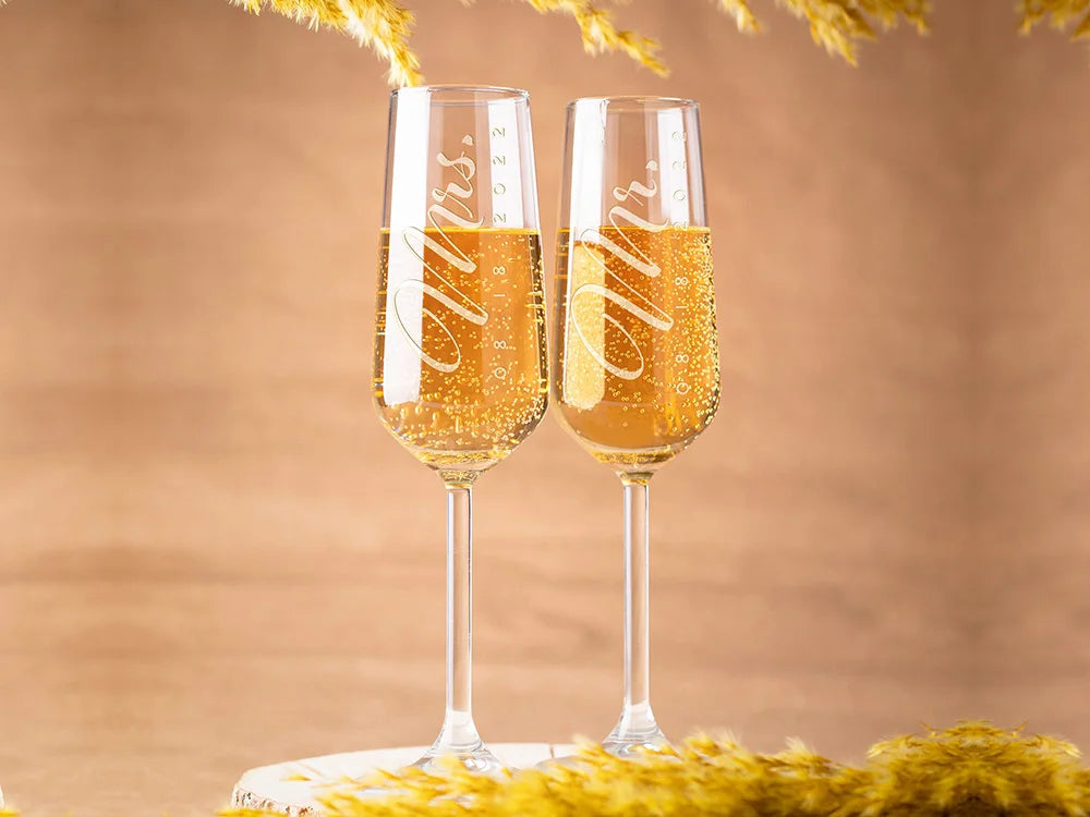 Personalized Unique Gift for Couple 2pcs Mr and Mrs Champagne Flutes Custom Bride and Groom Champagne Glasses Wedding Favors